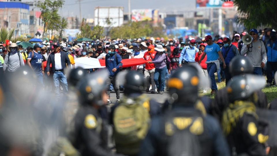 Después de declarar el estado de emergencia, el gobierno peruano evalúa imponer el toque de queda | Reclaman la interpelación del ministro del Interior por la represión  