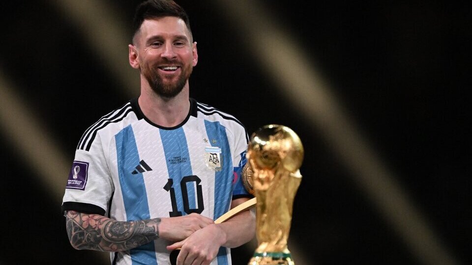 Este jueves subastan la camiseta de Messi por todos los campeones del mundo: ¿cuánto cuesta? A beneficio de Fundación Hospital Fernández |