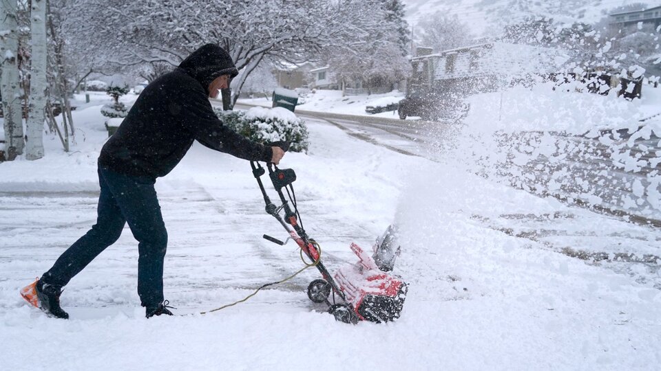 A winter storm with snow and power outages moves into the northeastern United States |  The storm, “of a kind,” threatens chaos during the Christmas season