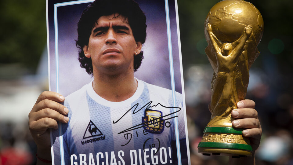 Maradona levantando hotsell copa mundial 86