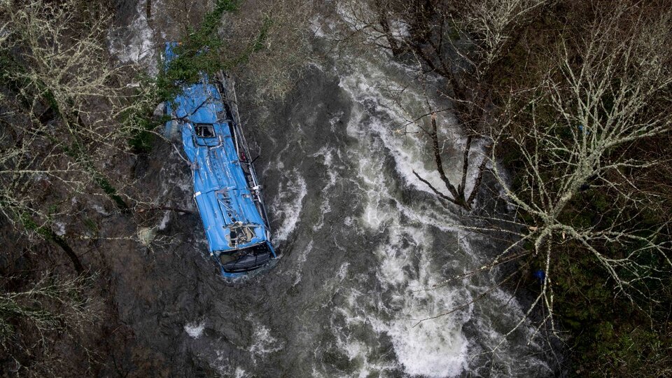 Spain: 6 dead as bus falls into river |  Tragedy on Christmas Eve