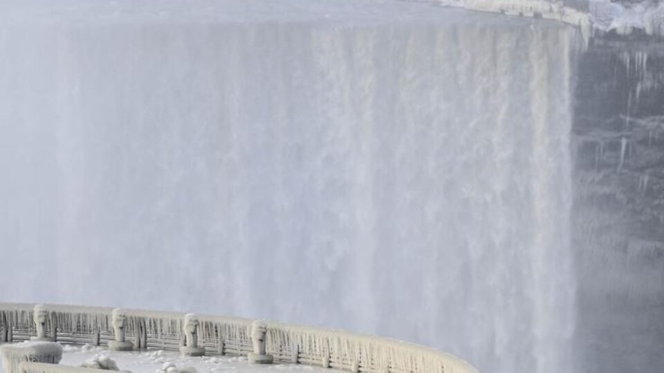 Shocking images of frozen Niagara Falls |  Historic cold snap in the United States and Canada