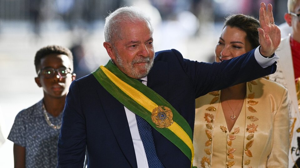 Asumió Lula da Silva y Brasilia fue una fiesta | Ante la ausencia de Bolsonaro recibió la banda presidencial de una cartonera negra