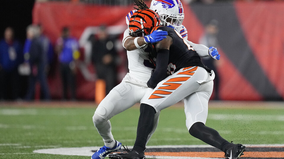 Momento dramático en la NFL: un jugador sufrió un paro cardíaco y fue reanimado en el terreno de juego  Durante el partido Cincinnati Bengals-Buffalo Bills