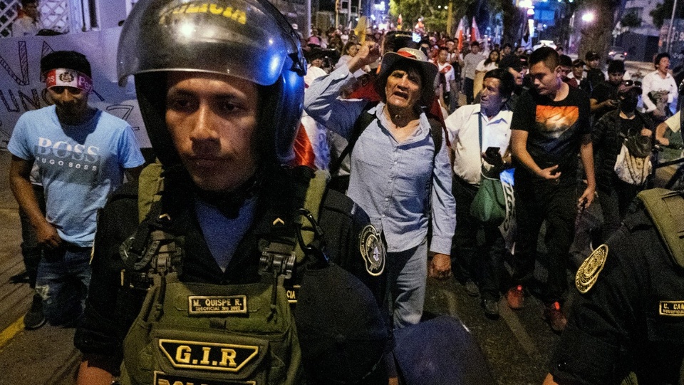 Perú: la represión y el estado de emergencia no detienen las masivas protestas | Las marchas campesinas y andinas se dirigen a Lima