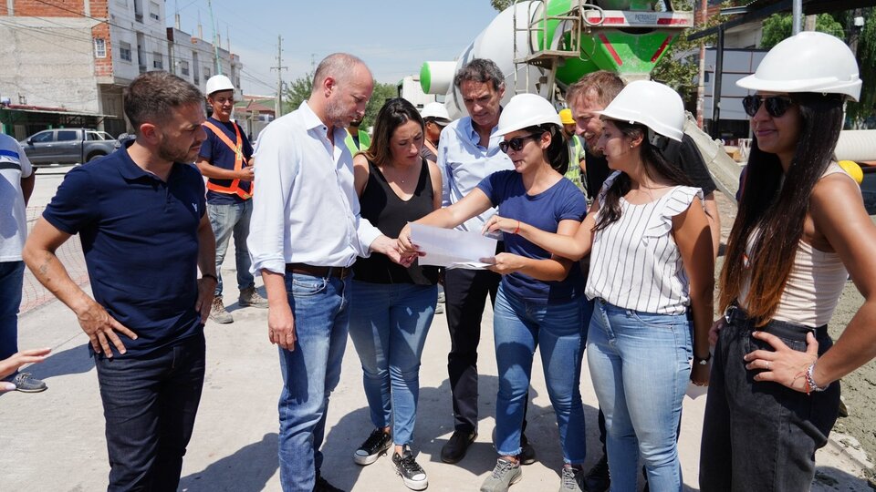 Insaurralde y Katopodis supervisaron una obra de pavimentación en Lomas de Zamora