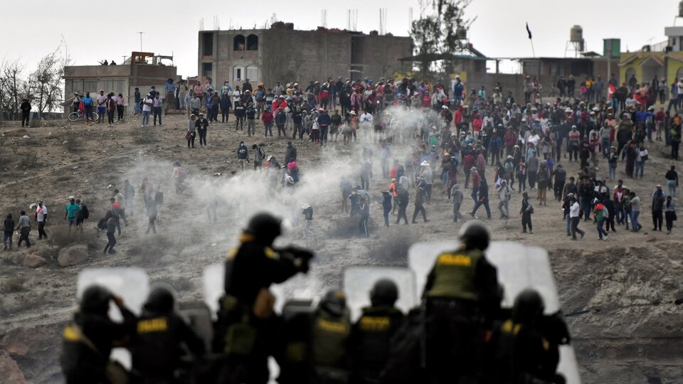 Polizia e militari impediscono l’acquisizione dell’aeroporto di Arequipa in Perù |  Hanno attaccato i manifestanti con gas lacrimogeni e uno è stato ucciso