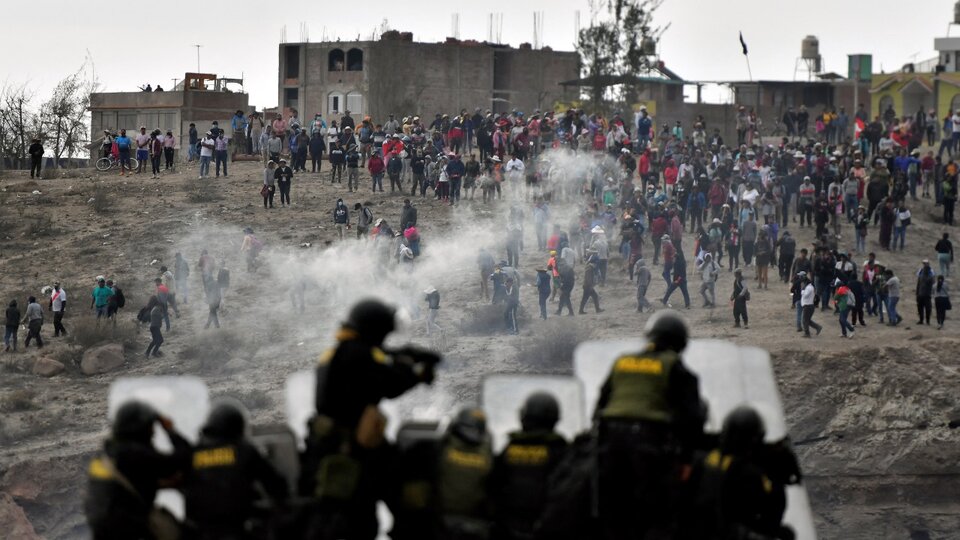 Policías y militares evitaron la toma del aeropuerto de Arequipa en Perú | Atacaron a los manifestantes con bombas lacrimógenas y perdigones