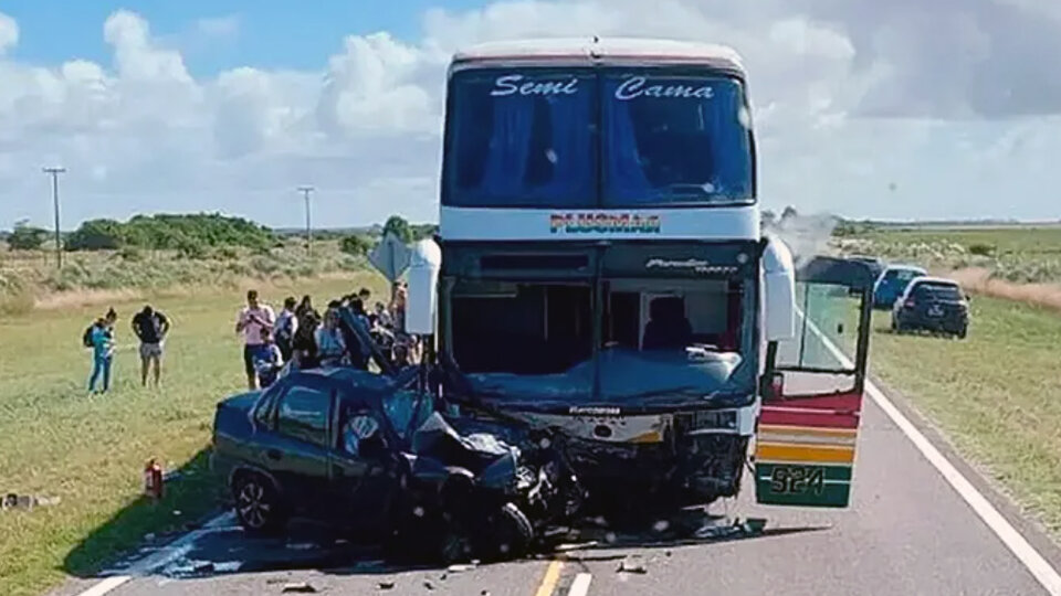 Dos muertos y cinco heridos luego de un choque frontal en la ruta 11 |  Un micro de pasajeros impactó contra un auto a la altura de Pipinas