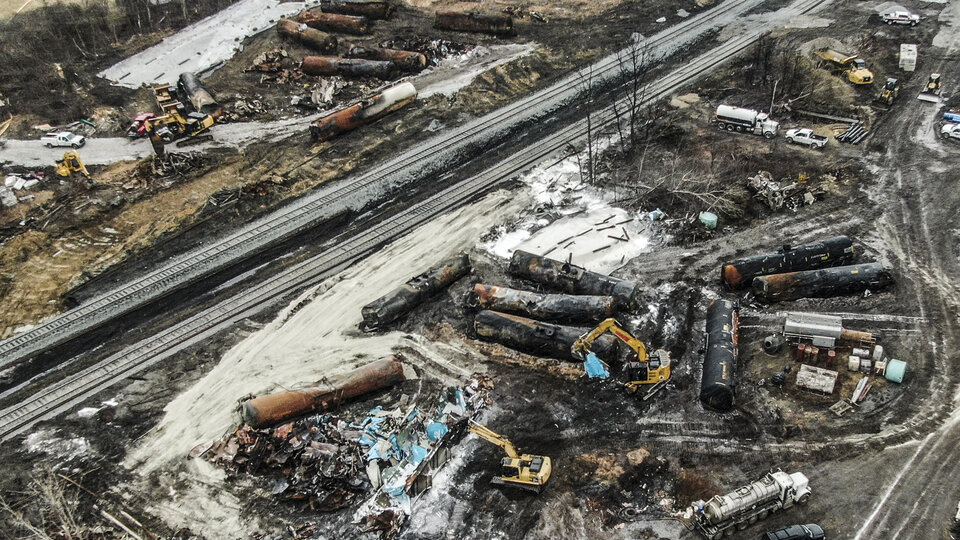 El lobby ferroviario frenó las regulaciones de seguridad causando el desastre ambiental | El tren que contaminó un pueblo en Ohio, EE.UU. 