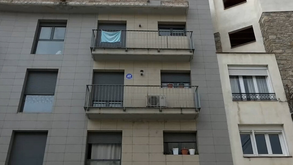 Two 12-year-old Argentinian twins fall from third floor in Barcelona, ​​one dead |  In a building in Saland