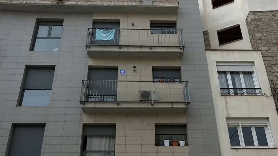 Two 12-year-old Argentinian twins fall from third floor in Barcelona, one dead | In a building in Saland Two 12-year-old Argentinian twins fall from third floor in Barcelona, one dead | In a building in Saland