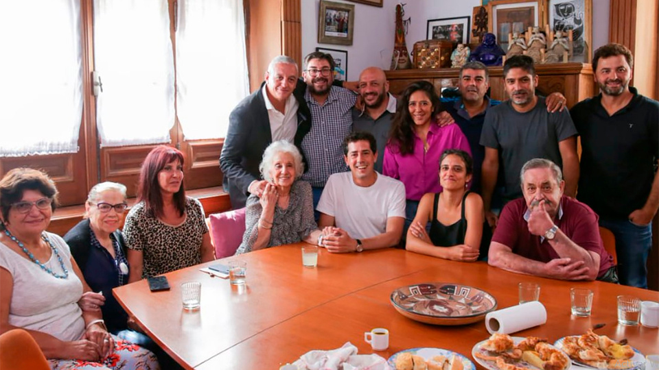 Una foto de unidad para el 24 de marzo | De Pedro y Pietragalla Corti se encontraron con las Abuelas