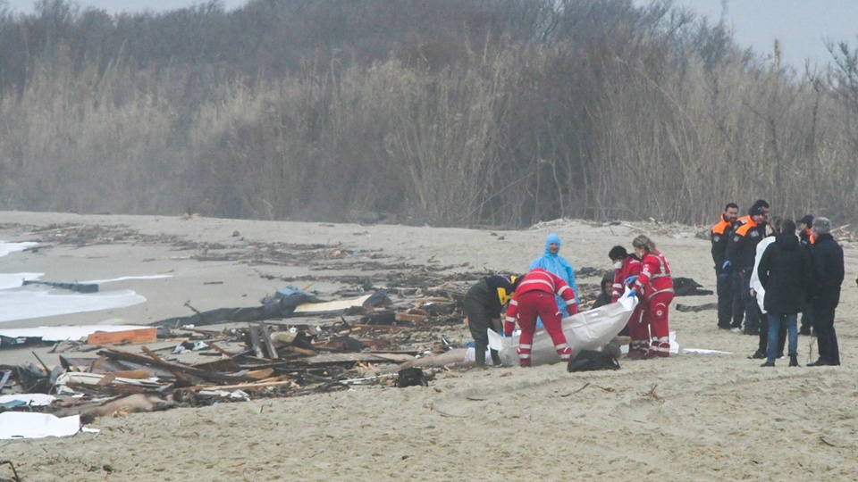 Tragedia sin fin en el Mediterráneo: siguen muriendo migrantes   | Naufragó una barcaza en el sur de Italia, hay al menos 59 víctimas fatales