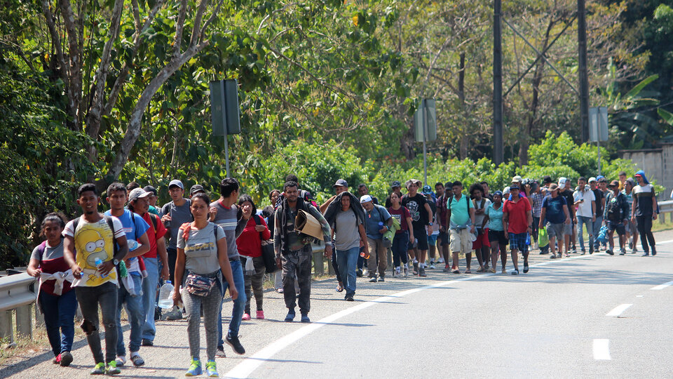 Caravana migrante sigue camino por M xico con el objetivo de