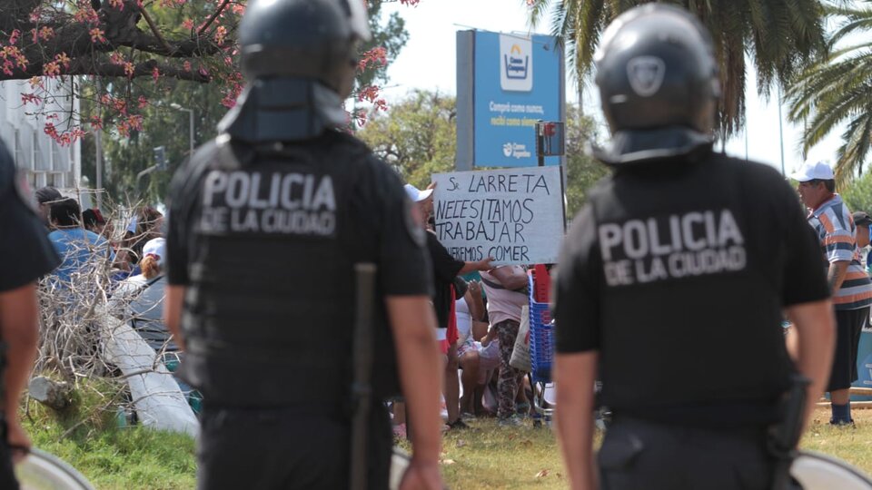 Mantero again demanded a space to work and they brought Larita three options  The Buenos Aires government kicked them out of Retiro over the weekend