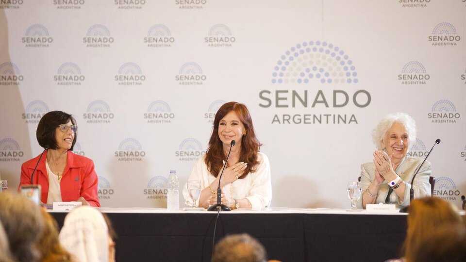 Los mensajes que dejó CFK en el homenaje a las Abuelas de Plaza de Mayo | La vicepresidenta advirtió sobre “el disciplinamiento de la sociedad y la dirigencia política” que legó la dictadura