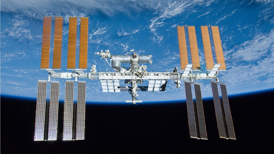 Die Internationale Raumstation änderte ihre Flugbahn, um eine Kollision mit dem argentinischen Satelliten zu vermeiden  Die NASA bestätigte das „Default Avoidance Manoeuvre“.