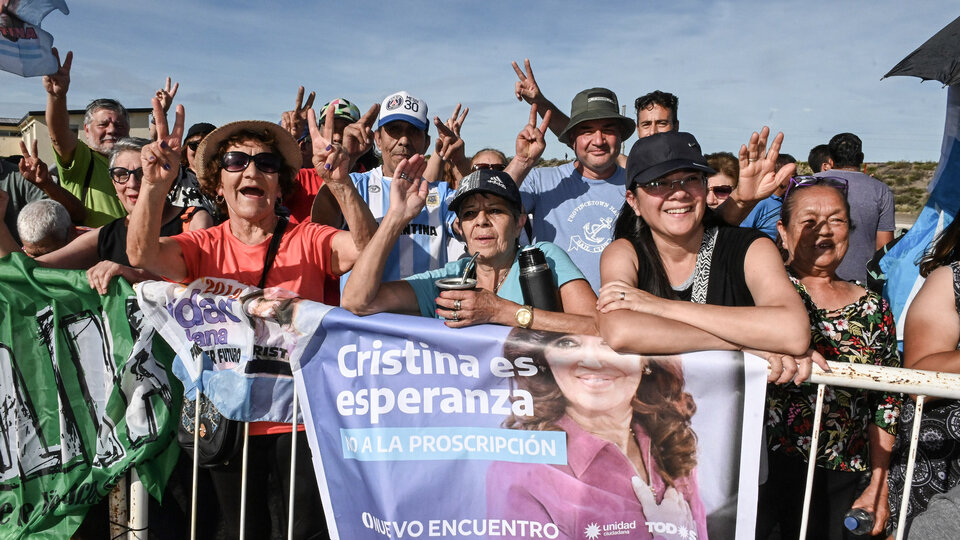 Se realiza el plenario de la militancia para “organizar la lucha contra la proscripción de Cristina Kirchner”   | Axel Kicillof y Máximo Kirchner cerrarán el encuentro en Avellaneda bajo el lema “Luche y Vuelve, Cristina 2023”