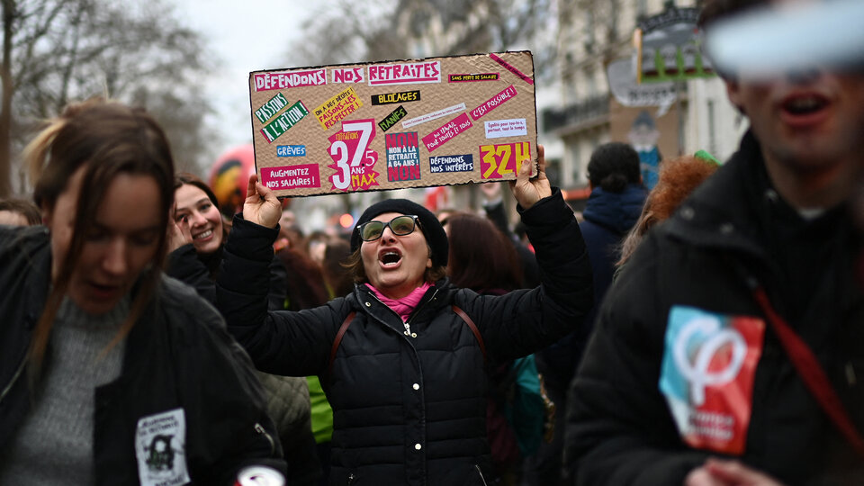 Francia vivió su séptima jornada de protestas contra la reforma jubilatoria  | Sin embargo el Senado de Francia aprobó el proyecto de Emmanuel Macron