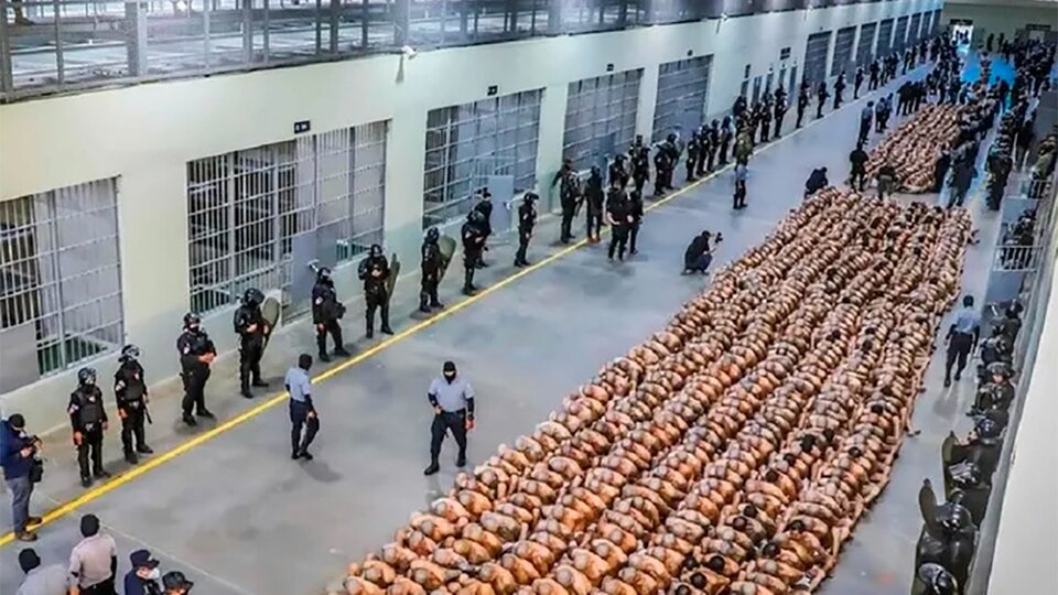Com’è la nuova mega prigione per bande violente di El Salvador?  |  La polemica sulle condizioni di migliaia di detenuti: reinserimento o mano forte