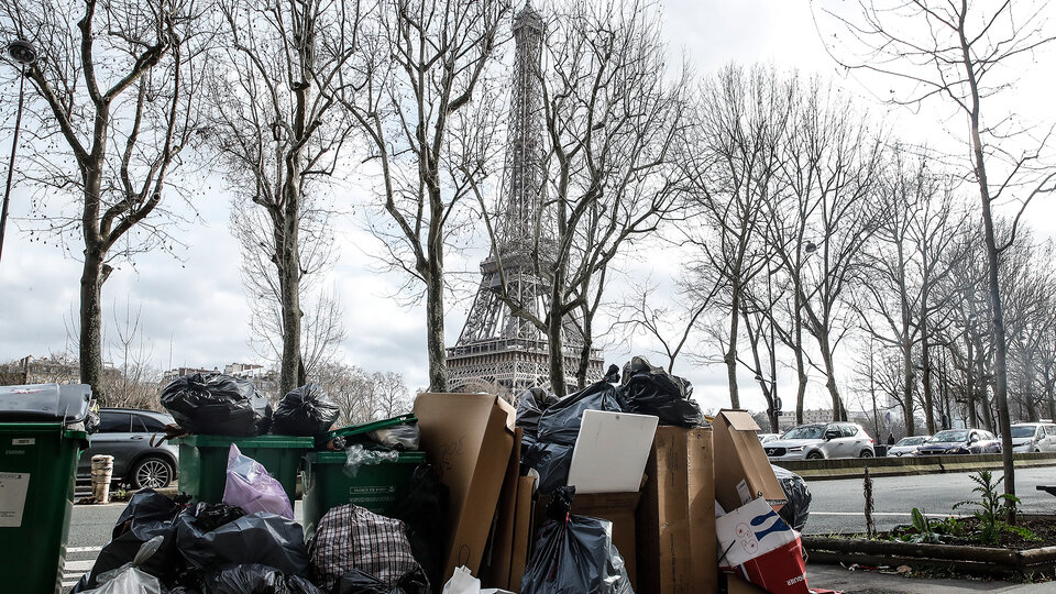 París, desborada de basura: se acumulan 500 toneladas de residuos en las calles | Por un paro de recolectores