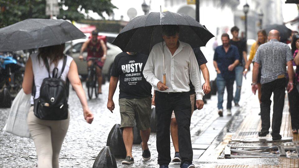 Llegó la lluvia pero el termómetro bajó apenas | El calor se mantendrá  hasta al menos el fin de semana | Página|12