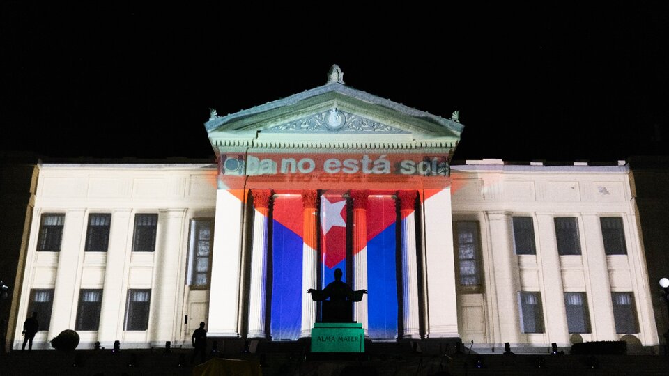 Cierra el Coloquio Internacional “Patria” | En las escalinatas de la Universidad de La Habana