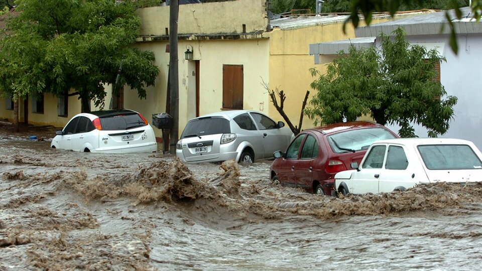 Fuerte temporal en Córdoba: inundaciones, destrozos y evacuados por la crecida de los ríos en Calamuchita y Río Cuarto | También afectó a la capital provincial | Página|12