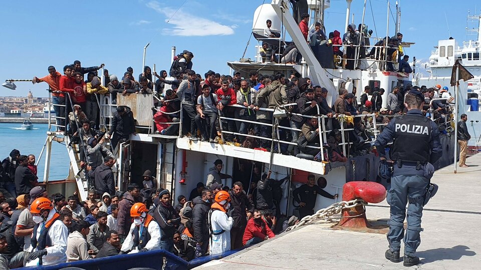 L'Italia Dichiara Lo "stato Di Emergenza" | 54.000 Migranti Sono ...