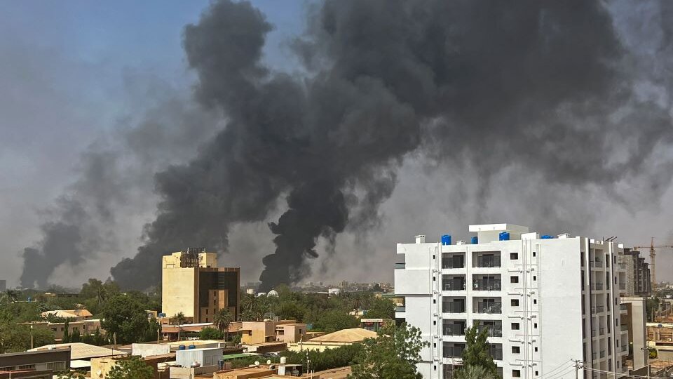 Fighting continues in Sudan and at least 60 civilians have already died  Conflict between army and paramilitary