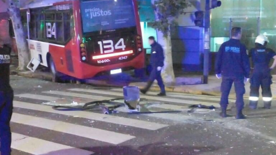 Brutal choque de colectivos al menos 16 heridos en el barrio de Parque Patricios Entre