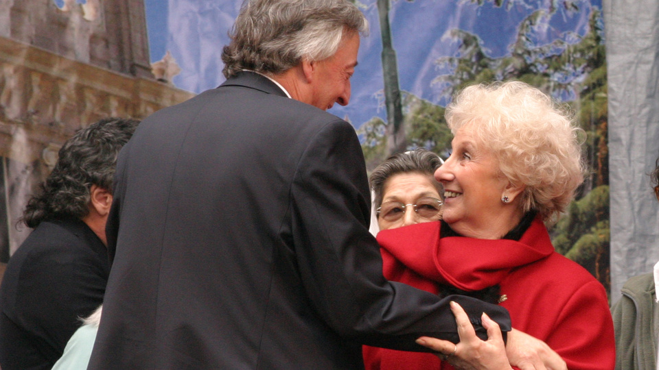 Néstor, siempre en nuestro corazón, horizonte y recuerdo Estela de