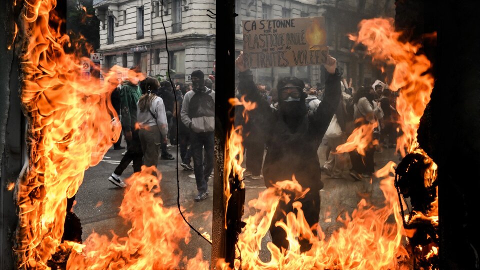 Política y reivindicaciones salariales mezcladas este 1 de mayo en Europa | El foco estuvo en Francia con una nueva protesta contra la reforma jubilatoria de Macron