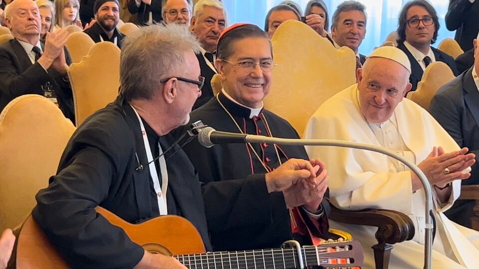 "De Jorge a Francisco, de Argentina al mundo": León Gieco cantó "Solo le pido a Dios" en el Vaticano