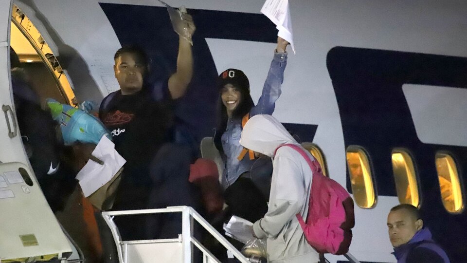 Partió hacia Venezuela un avión con migrantes varados en la frontera entre Chile y Perú | El presidente chileno Gabriel Boric dijo que el vuelo es un “triunfo diplomático” Partió hacia Venezuela un avión con migrantes varados en la frontera entre Chile y Perú | El presidente chileno Gabriel Boric dijo que el vuelo es un “triunfo diplomático”