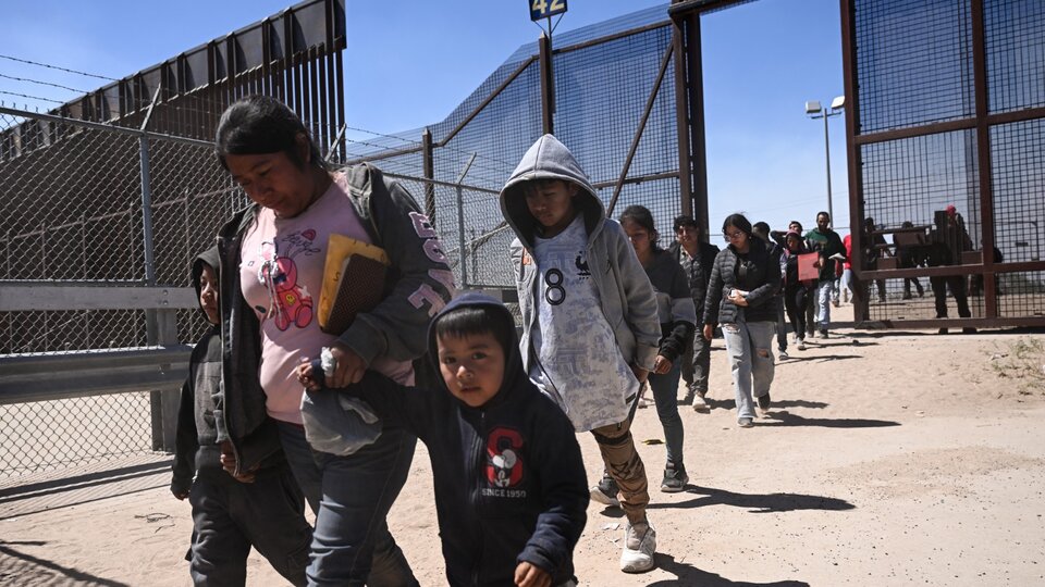 The United States passes a new immigration law within hours of Title 42 expiring  This measure will limit access to asylum at the US-Mexico border
