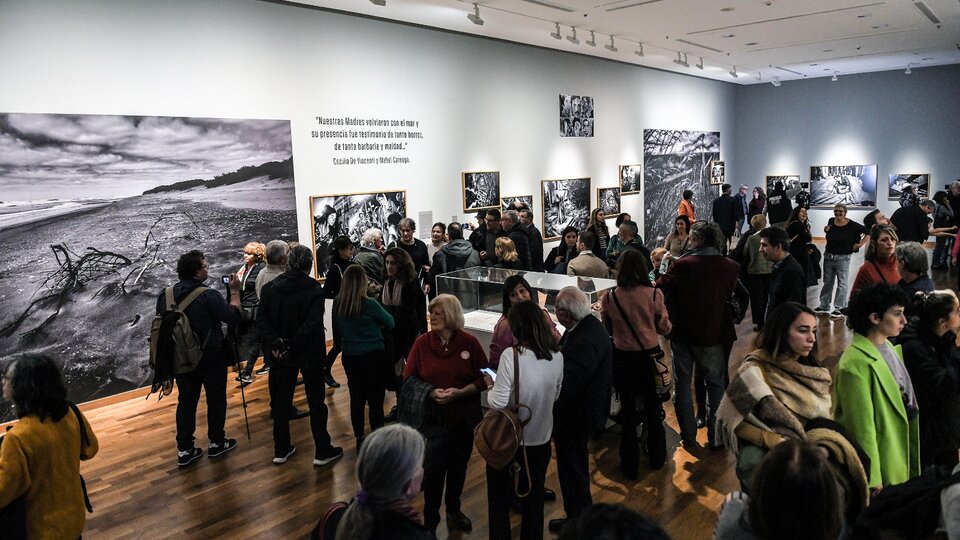 Inauguran una muestra sobre los “vuelos de la muerte” en el Centro Cultural Kirchner | Retratos del horror y la lucha por la memoria