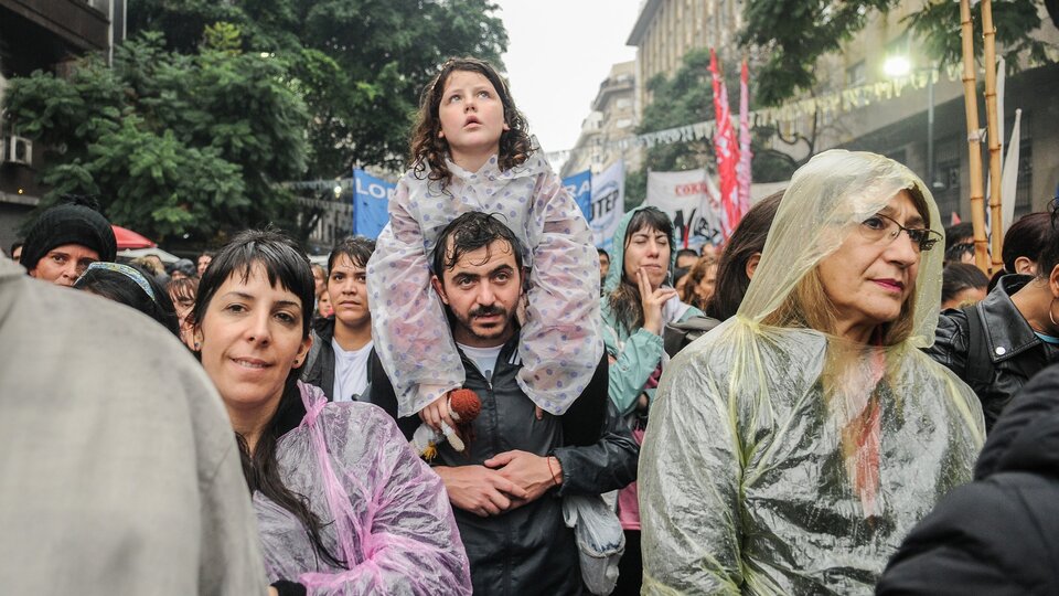 “Tiene razón Cristina, ella siempre será nuestra” | La plaza del 25 de mayo, encendida más allá de lluvias y tormentas 