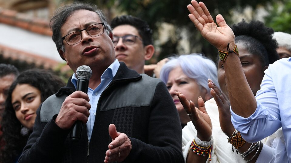 Más de 400 líderes políticos, sindicales y académicos firmaron una carta de apoyo a Gustavo Petro | Pérez Esquivel, Rafael Correa y Ernesto Samper son algunos de los firmantes