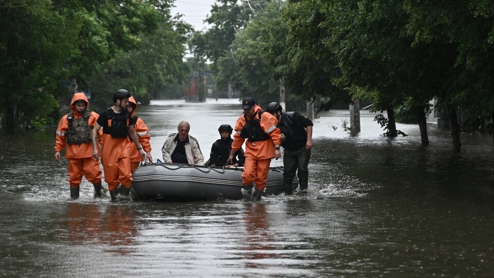 Ucrania: Tres muertos y diez heridos en un ataque durante una evacuación en Jerson | Bombardean una barca que transportaba evacuados de una región inundada en el sur