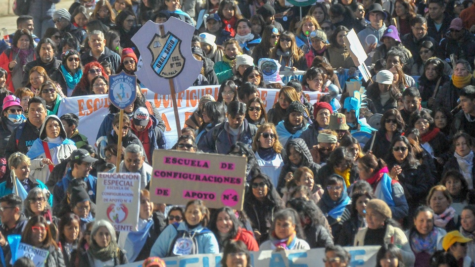 Jujuy: Docentes, estatales y municipales respondieron a las amenazas de Morales con una masiva movilización | “Arriba los salarios, abajo la Reforma”