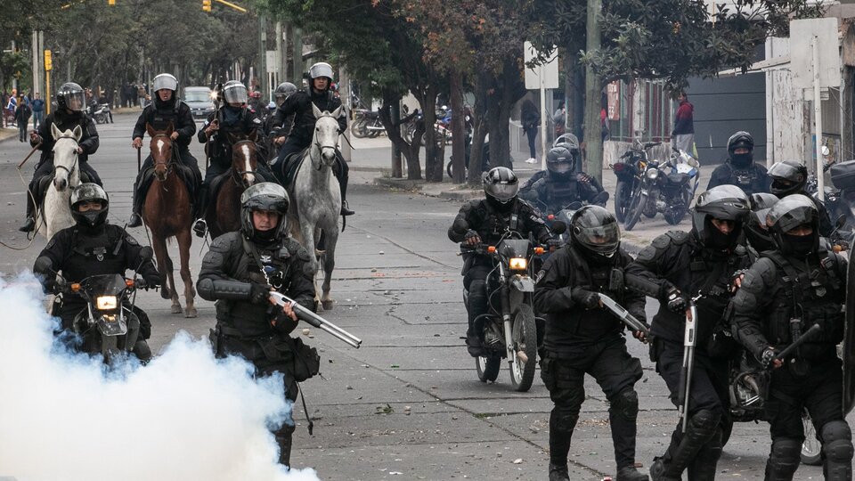 Palos, balas, heridos y detenidos para inaugurar la Constitución de Gerardo Morales | Violenta represión en Jujuy contra los manifestantes que rechazan la reforma