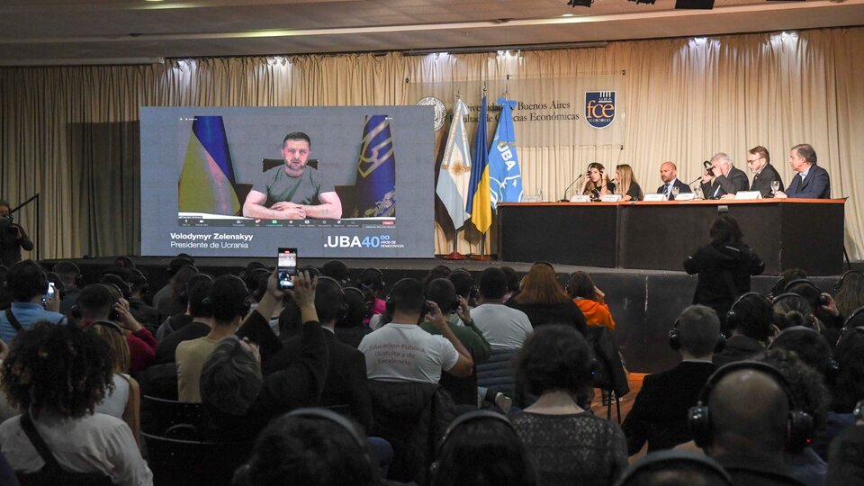 Conflicto Rusia Ucrania: Volodimir Zelenski acusó a Putin de “terrorista” ante estudiantes de la UBA | En el marco de una serie de eventos entorno a los 40 años de democracia en Argentina