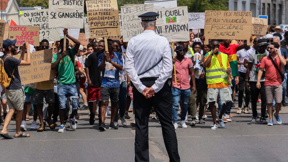 La calma regresa a una Francia siempre al borde del estallido | La protesta por el asesinato policial de un hijo de inmigrantes produjo 23.178 incendios