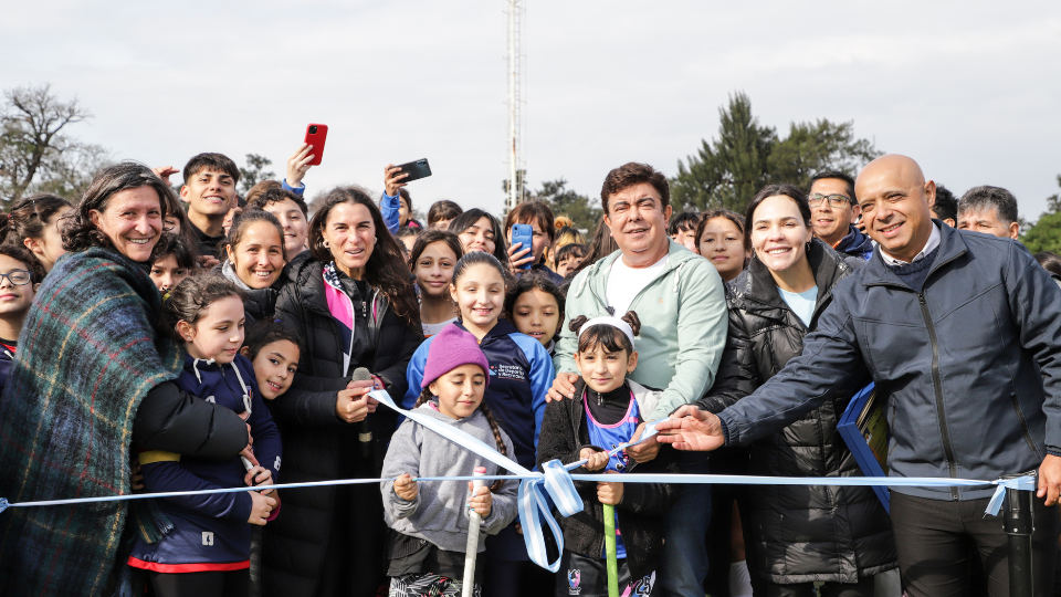 Fernando Espinoza, junto a Las Leonas, inauguró la cancha municipal de hockey de La Matanza