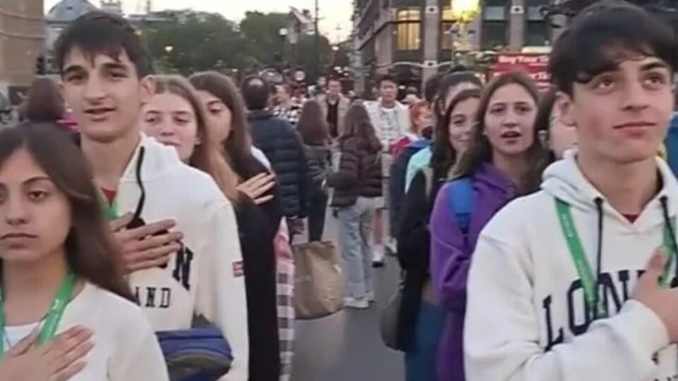 Estudiantes argentinos cantaron la Marcha de Malvinas frente al parlamento británico en Londres | El video se volvió viral