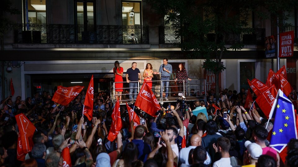 España: Histórica reacción de la izquierda frena a los ultras | Pedro Sánchez remonta las encuestas e impide la entrada de la extrema derecha en el gobierno