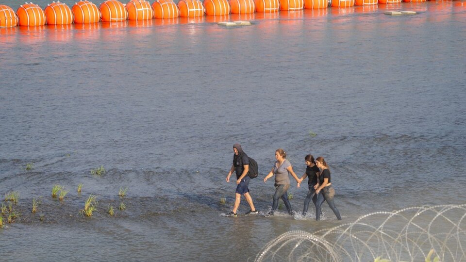 The deadly anti-immigrant buoys in the Rio Grande |  Mexico found two bodies on the Texas border