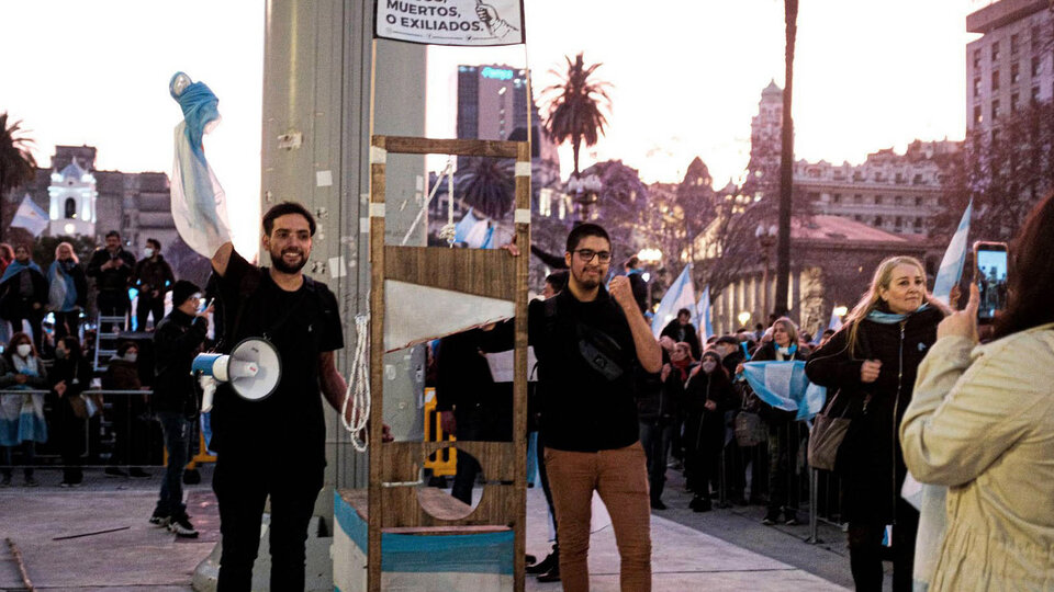 La pistolera de Revolución Federal, preparada para disparar | “Dali Revolución” ofrecía su révolver en las marchas del grupo ultraderechista